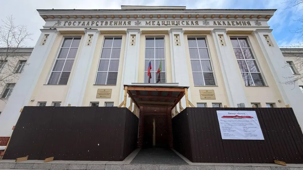 В Чите капитально ремонтируют крышу исторического здания медакадемии