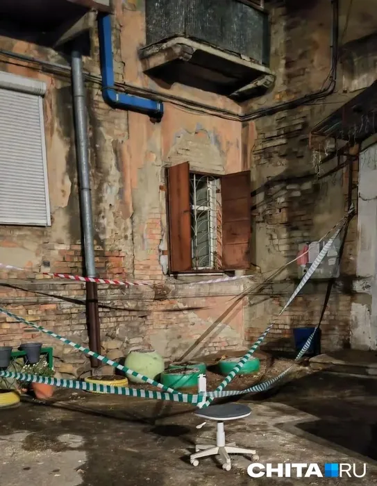 В Чите у разрушающегося дома на Анохина падают кирпичи