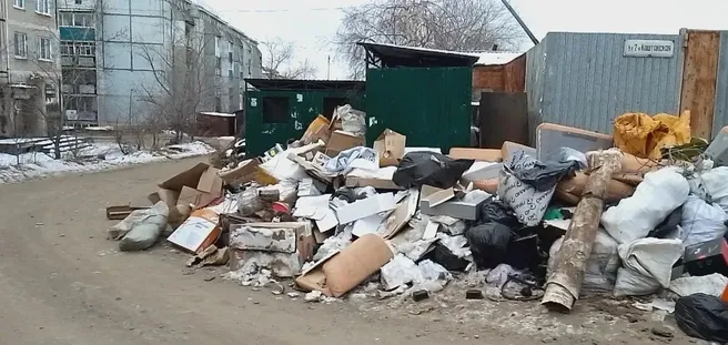 В Чите три месяца не вывозят мусор со свалки у дома на Автогенной