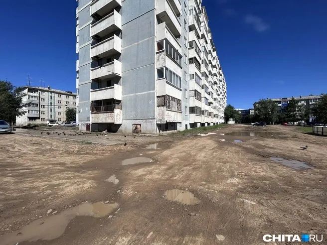 Двор в Чите требует ремонта, но жильцам велели платить самим